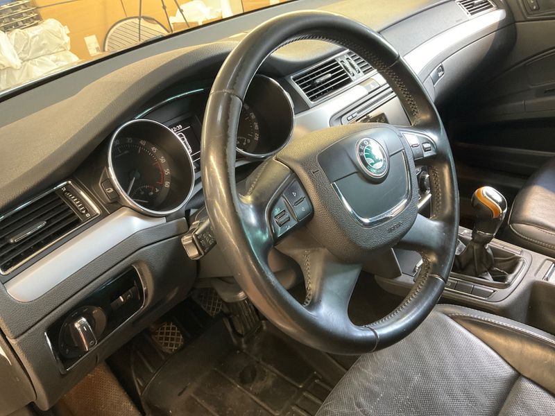 Skoda Superb 2.0 TDI Elegance 2012 – снимка 32