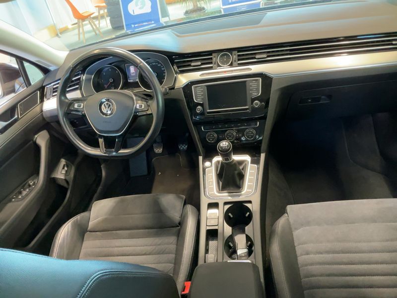 Volkswagen Passat 2.0 TDI Highline BlueMotion Tech — zdjęcie 12