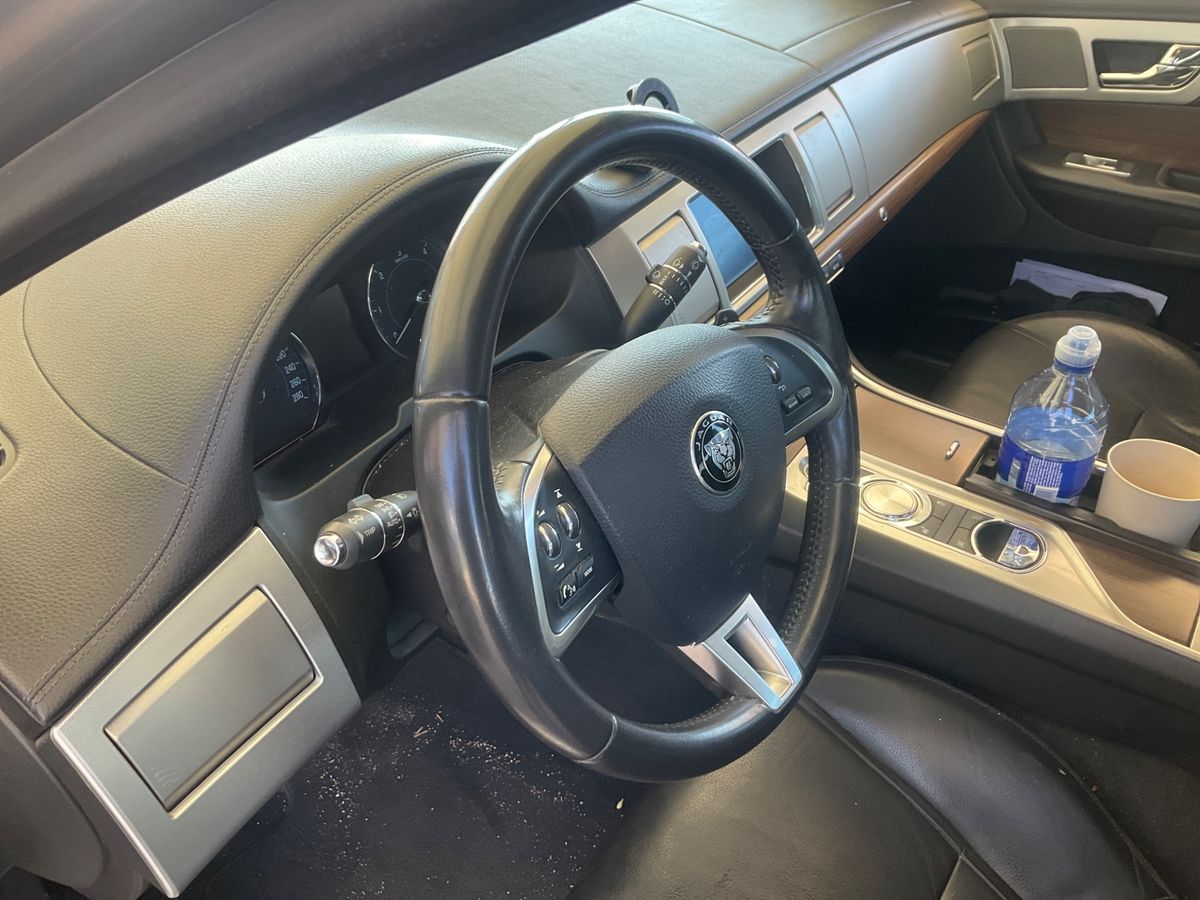 Jaguar XF 2015 — photo 35