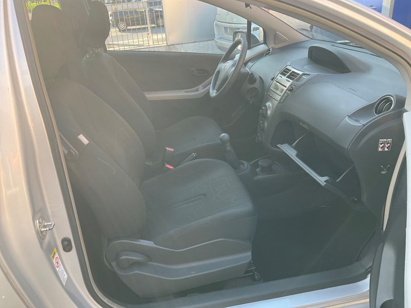Toyota Yaris 1.0 VVT-i — zdjęcie 3