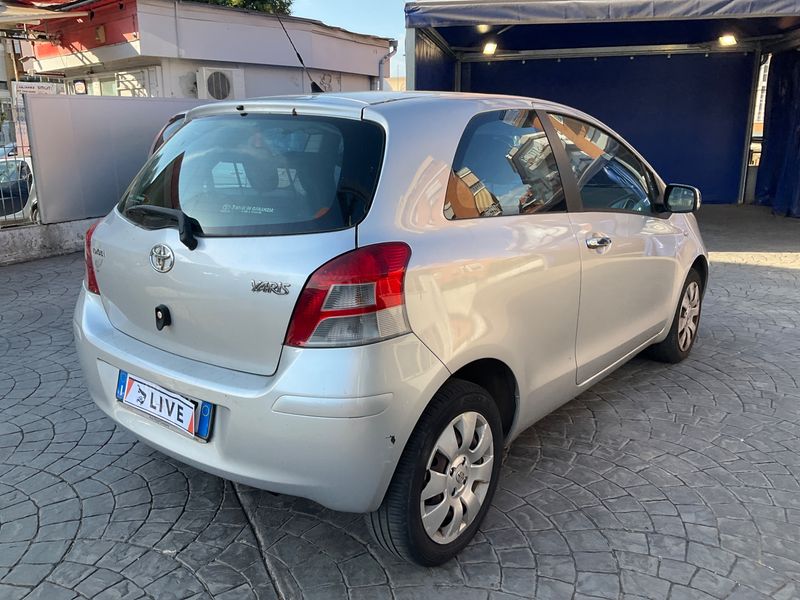 Toyota Yaris 1.0 VVT-i — zdjęcie 2
