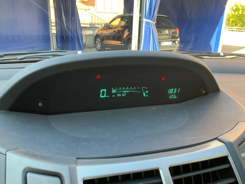 Toyota Yaris 1.0 VVT-i — zdjęcie 4