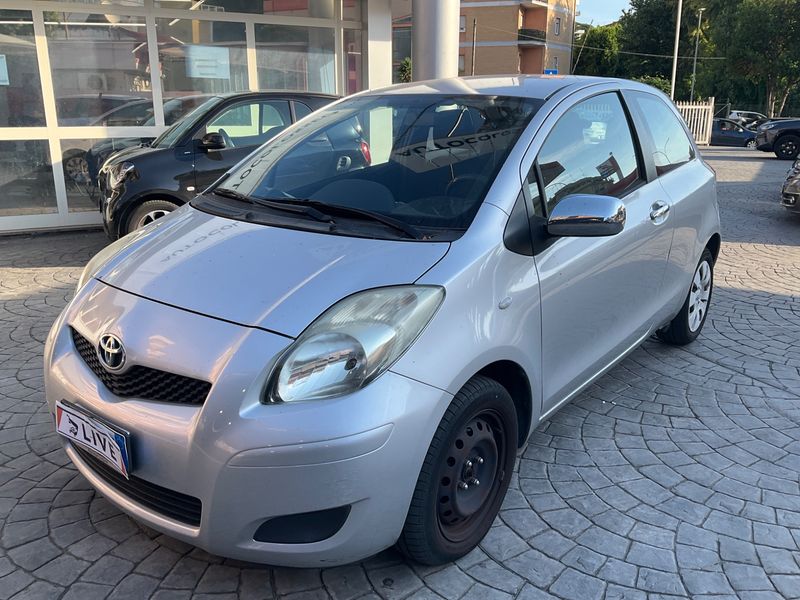 Toyota Yaris 1.0 VVT-i — zdjęcie 1