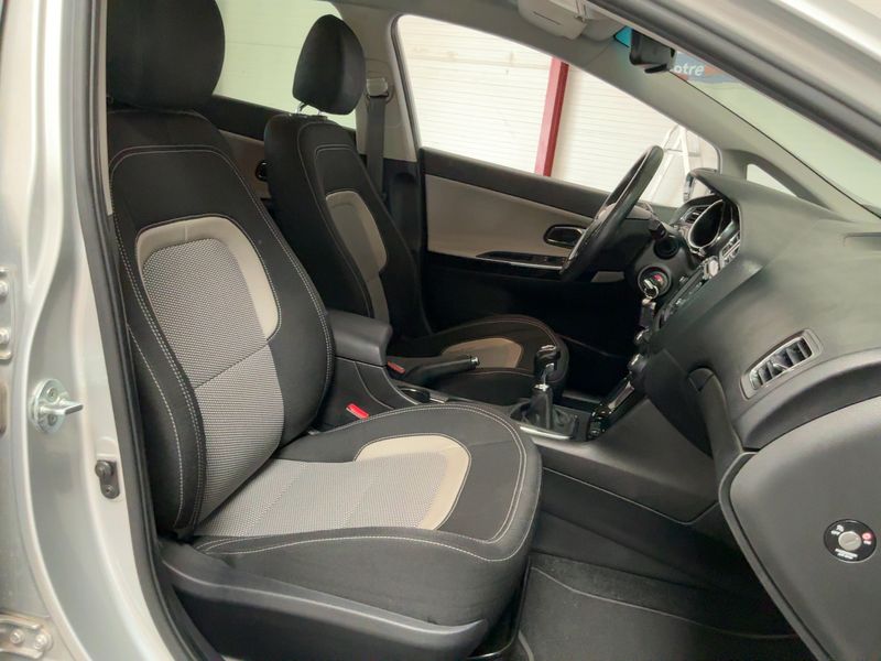 Kia cee'd 1.6 CRDi FIFA World Cup Edition 2014 – снимка 16