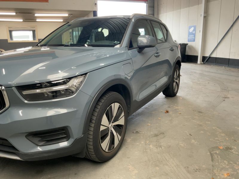 Volvo XC40 1.5 T5 Plug-in Hybrid Momentum 2WD — zdjęcie 2