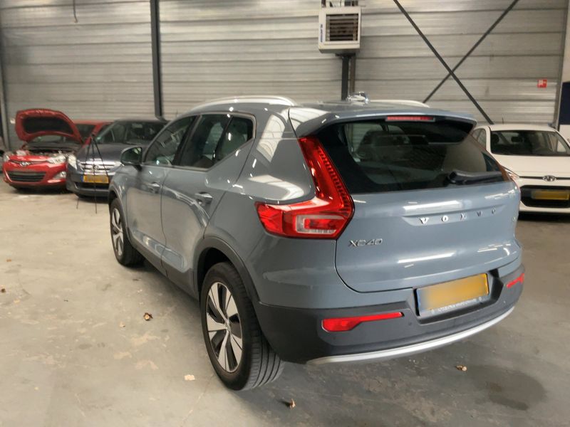 Volvo XC40 1.5 T5 Plug-in Hybrid Momentum 2WD — zdjęcie 3
