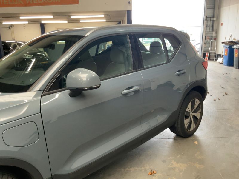 Volvo XC40 1.5 T5 Plug-in Hybrid Momentum 2WD — zdjęcie 4