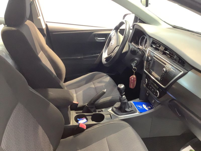Toyota Auris Touring Sports 1.6 Life+ — zdjęcie 11
