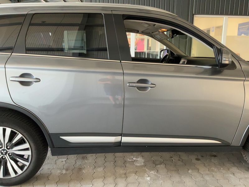 Mitsubishi Outlander 2.0 MIVEC Plus 4WD — zdjęcie 7