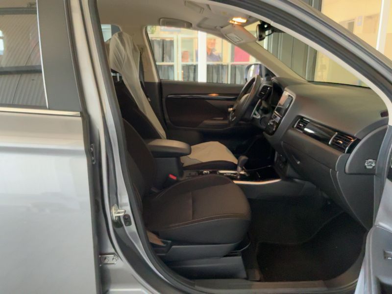 Mitsubishi Outlander 2.0 MIVEC Plus 4WD — zdjęcie 11