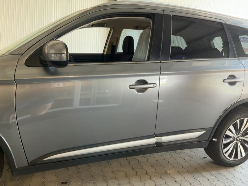 Mitsubishi Outlander 2.0 MIVEC Plus 4WD — zdjęcie 4