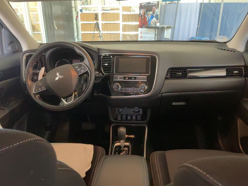 Mitsubishi Outlander 2.0 MIVEC Plus 4WD — zdjęcie 12