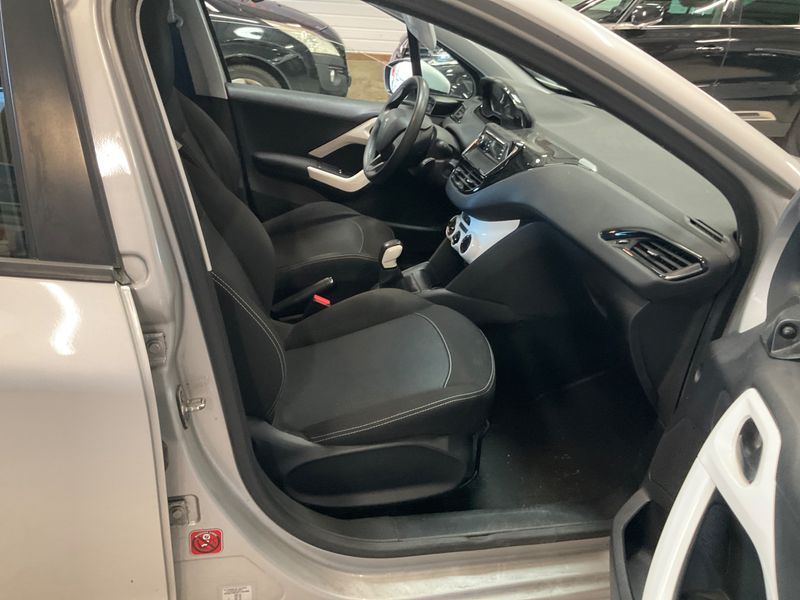 Peugeot 208 1.0 VTi Like 2015 – снимка 3