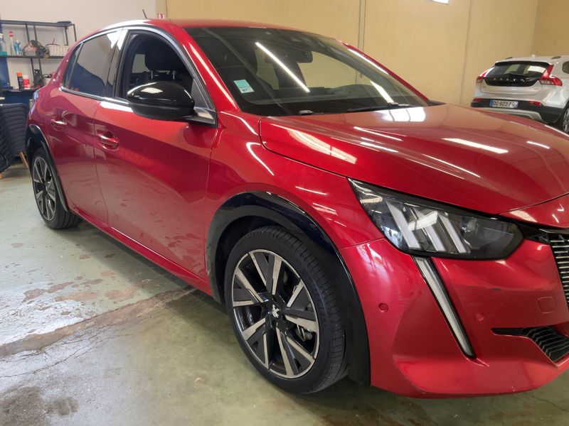 Peugeot 208 1.2 PureTech GT — zdjęcie 8