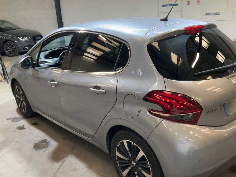 Peugeot 208 1.2 PureTech Tech Edition — zdjęcie 3