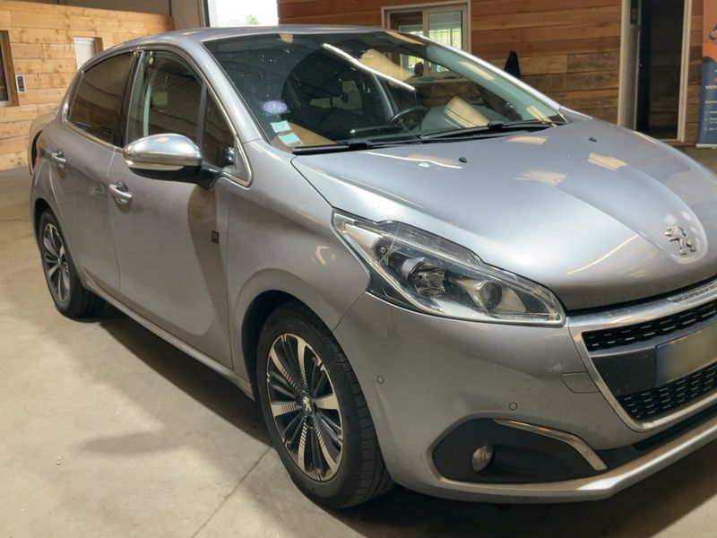 Peugeot 208 1.2 PureTech Tech Edition — zdjęcie 8