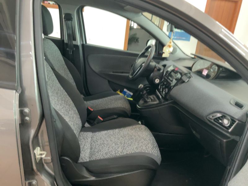 Lancia Ypsilon 1.0 Mild-Hybrid Silver — zdjęcie 11