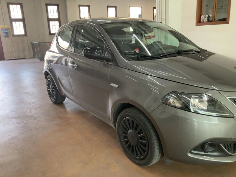 Lancia Ypsilon 1.0 Mild-Hybrid Silver — zdjęcie 8