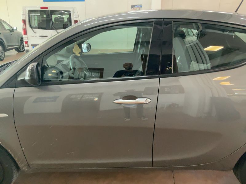 Lancia Ypsilon 1.0 Mild-Hybrid Silver — zdjęcie 4