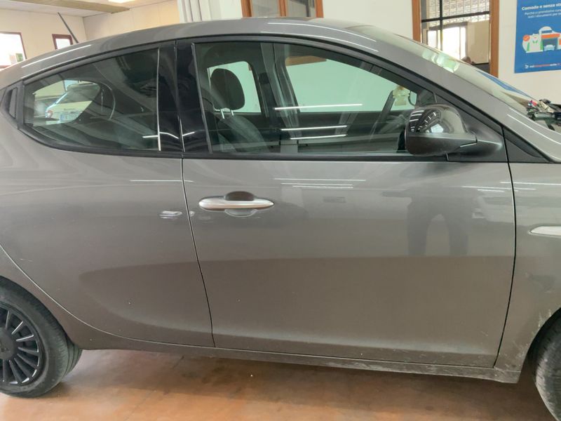 Lancia Ypsilon 1.0 Mild-Hybrid Silver — zdjęcie 7