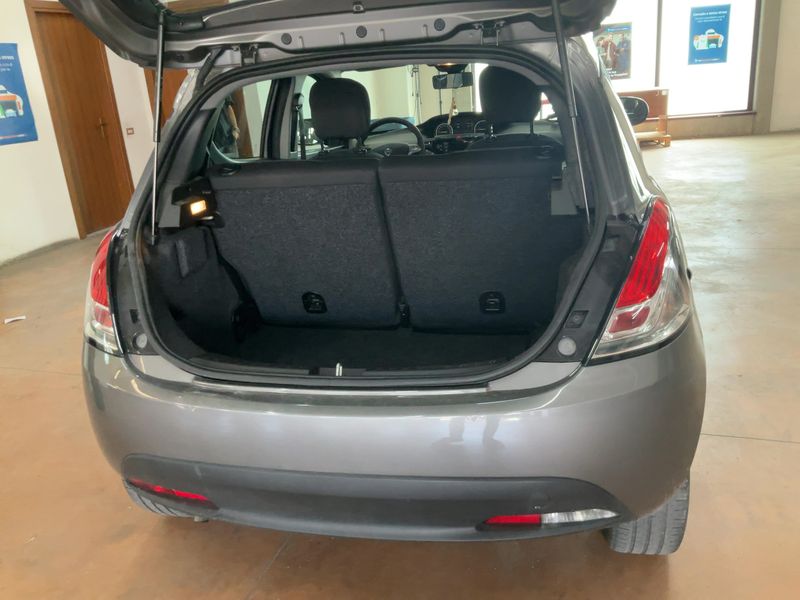 Lancia Ypsilon 1.0 Mild-Hybrid Silver — zdjęcie 10