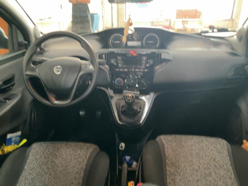 Lancia Ypsilon 1.0 Mild-Hybrid Silver — zdjęcie 12