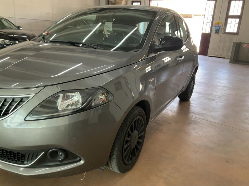 Lancia Ypsilon 1.0 Mild-Hybrid Silver — zdjęcie 2