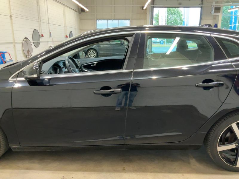 Volvo V40 2.0 D3 Momentum — zdjęcie 4