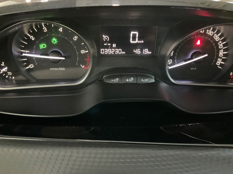 Peugeot 2008 1.2 PureTech Signature — zdjęcie 13