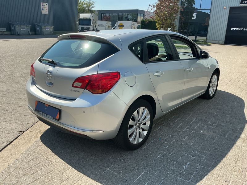 Opel Astra 1.7 CDTI Selection — zdjęcie 2