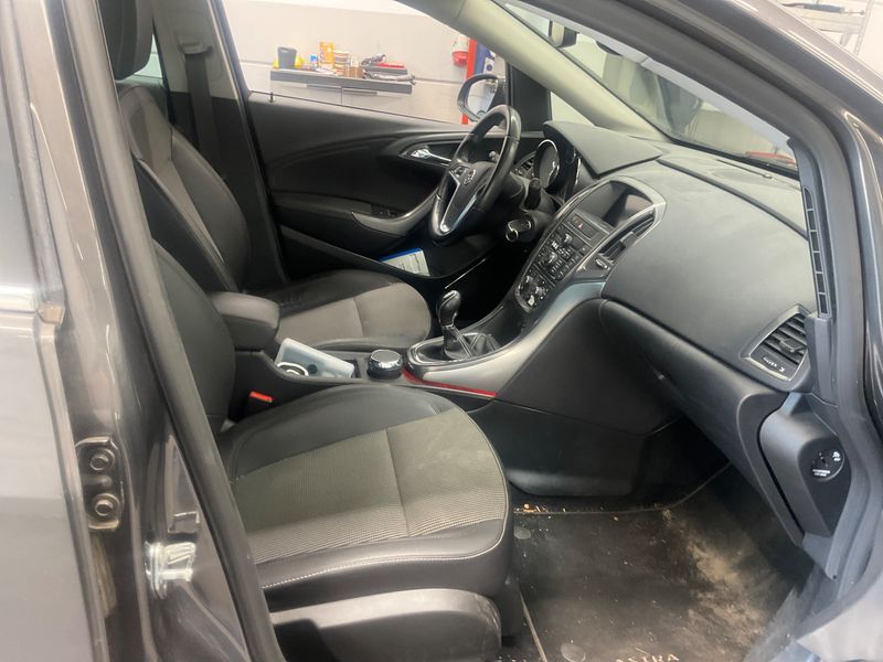 Opel Astra 1.4 Turbo Innovation 2011 – снимка 3
