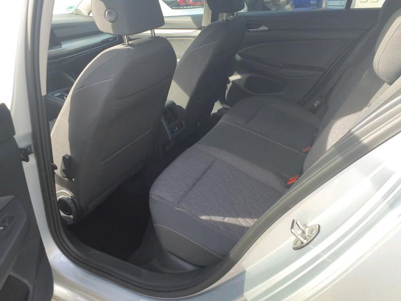 Volkswagen Golf VIII 1.0 eTSI Move — zdjęcie 12