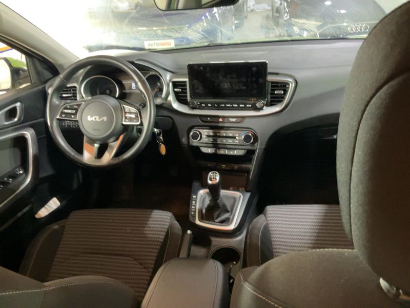Kia XCeed 1.6 CRDi Mild-Hybrid Silber — zdjęcie 12
