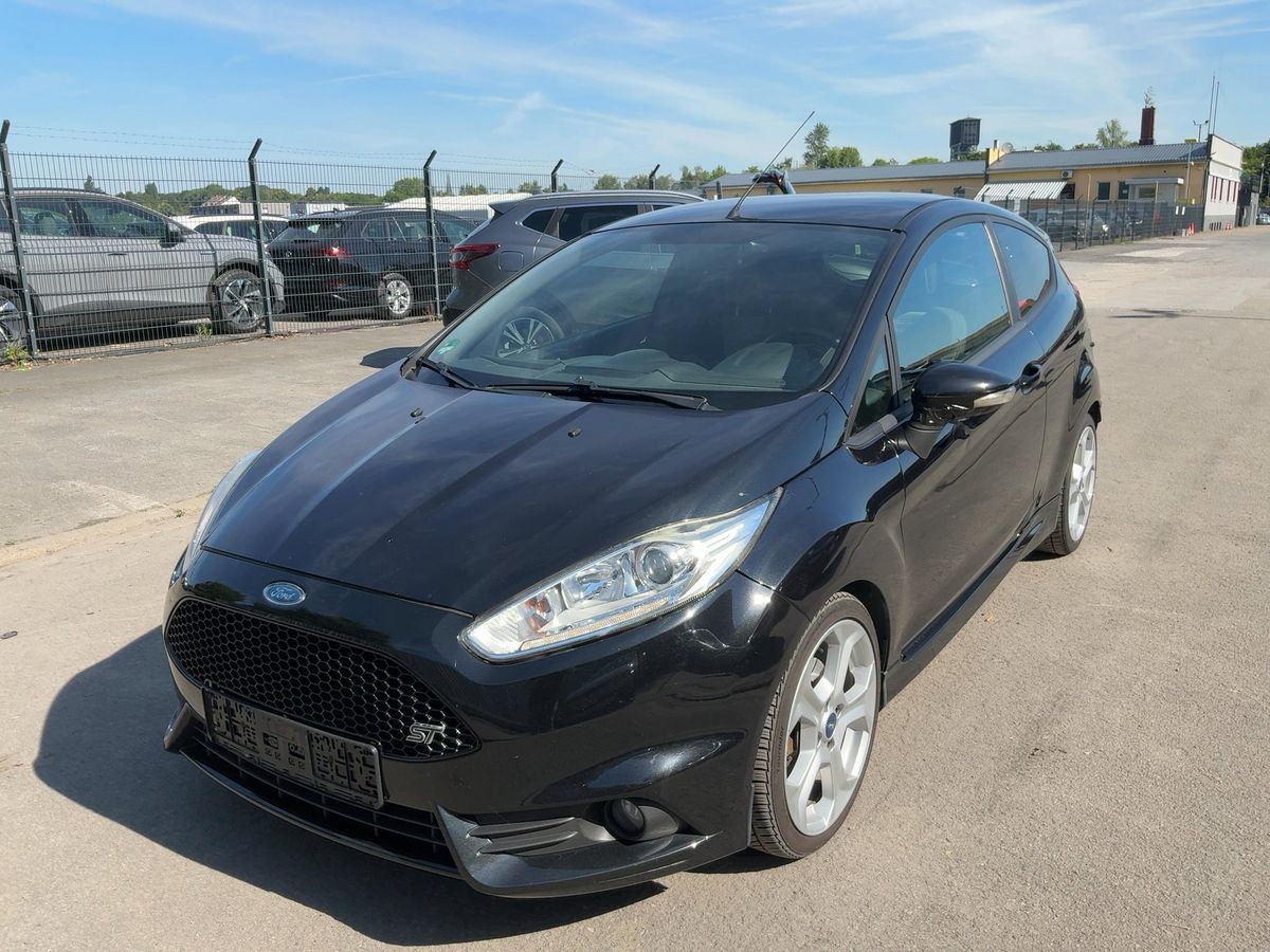 Ford Fiesta 2013 — photo 1
