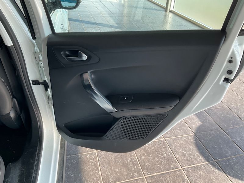 Peugeot 2008 1.6 e-HDi Allure 2014 – снимка 25