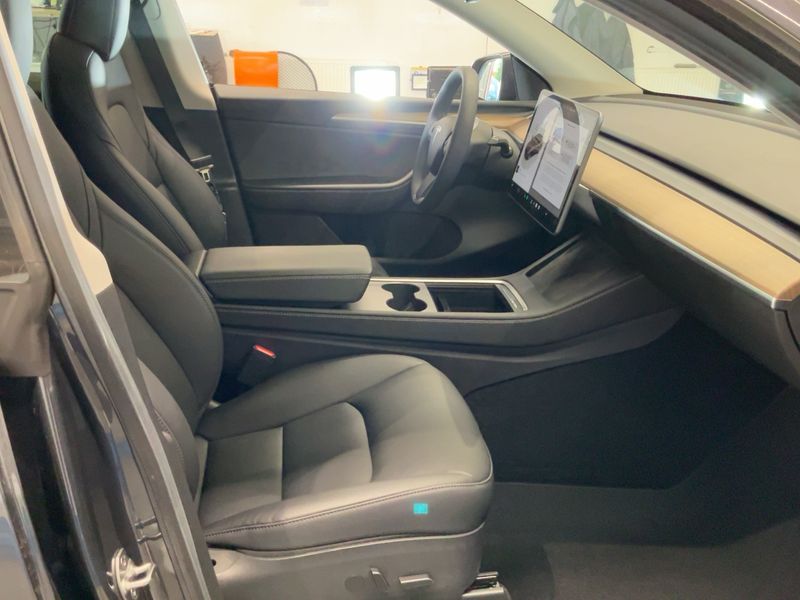 Tesla Model Y Max Range Dual AWD AWD — zdjęcie 11