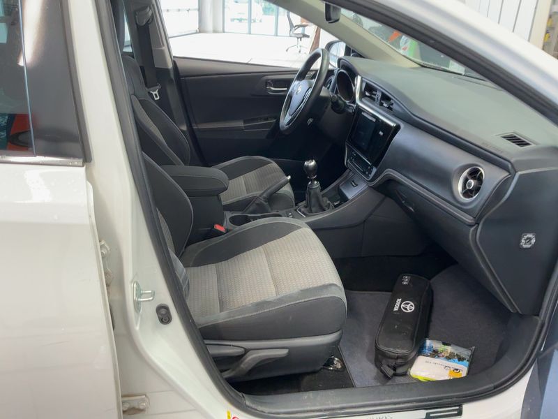 Toyota Auris Touring Sports 1.2 Turbo Team D — zdjęcie 11