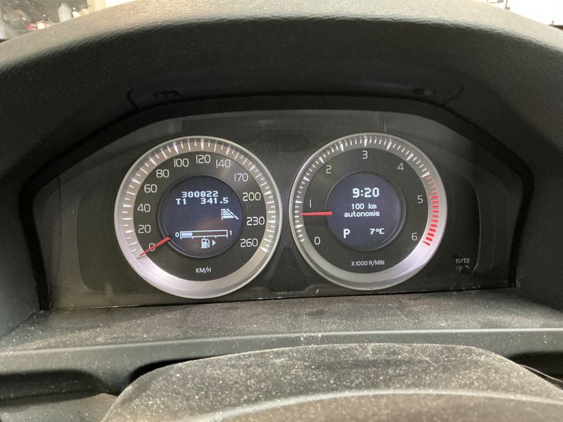 Volvo V60 2.0 D4 Summum — zdjęcie 13