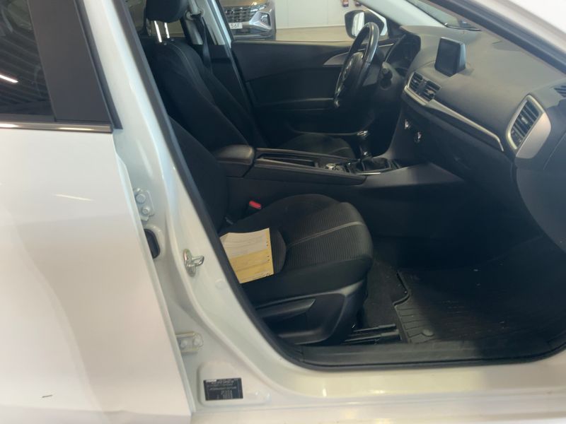 Mazda 3 2.0 Center-Line — zdjęcie 11