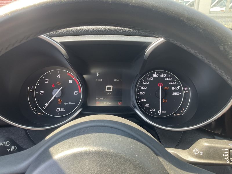Alfa Romeo Giulia 2.2 JTDM Basis — zdjęcie 13