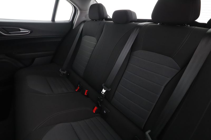 Alfa Romeo Giulia 2.2 JTDM Basis — zdjęcie 14