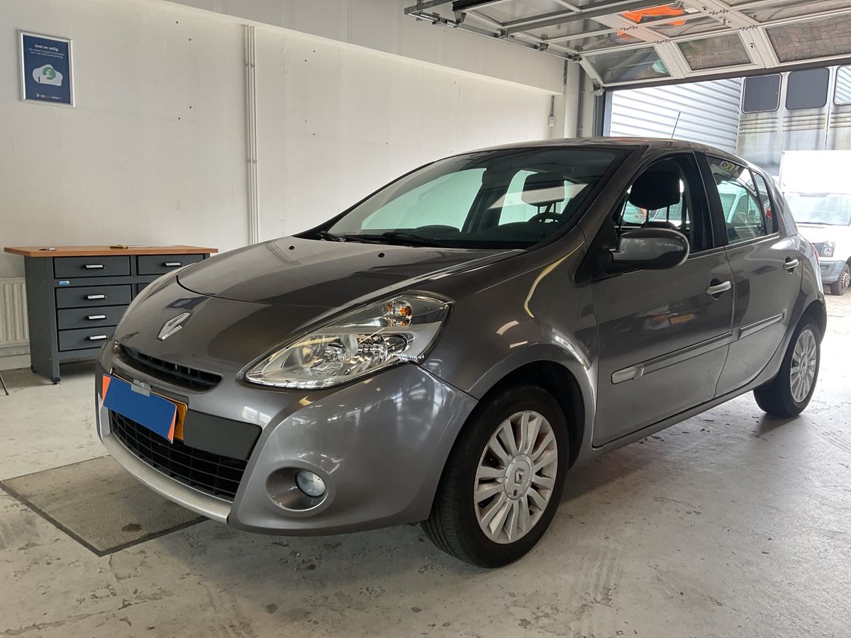 Renault Clio 2010 — photo 1