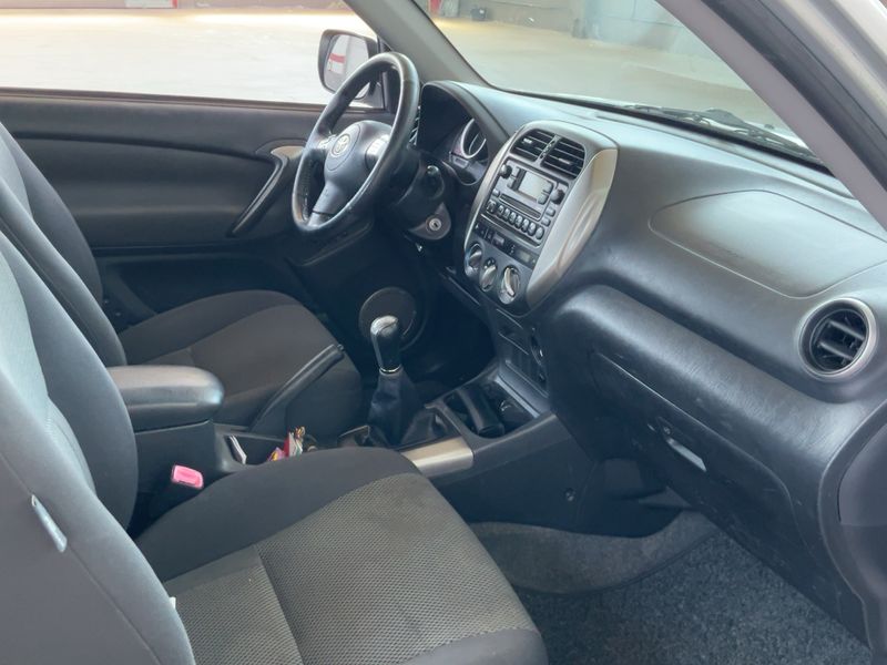 Toyota RAV 4 2.0 4x4 — zdjęcie 11