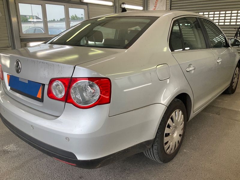 Volkswagen Jetta 1.6 Comfortline — zdjęcie 2