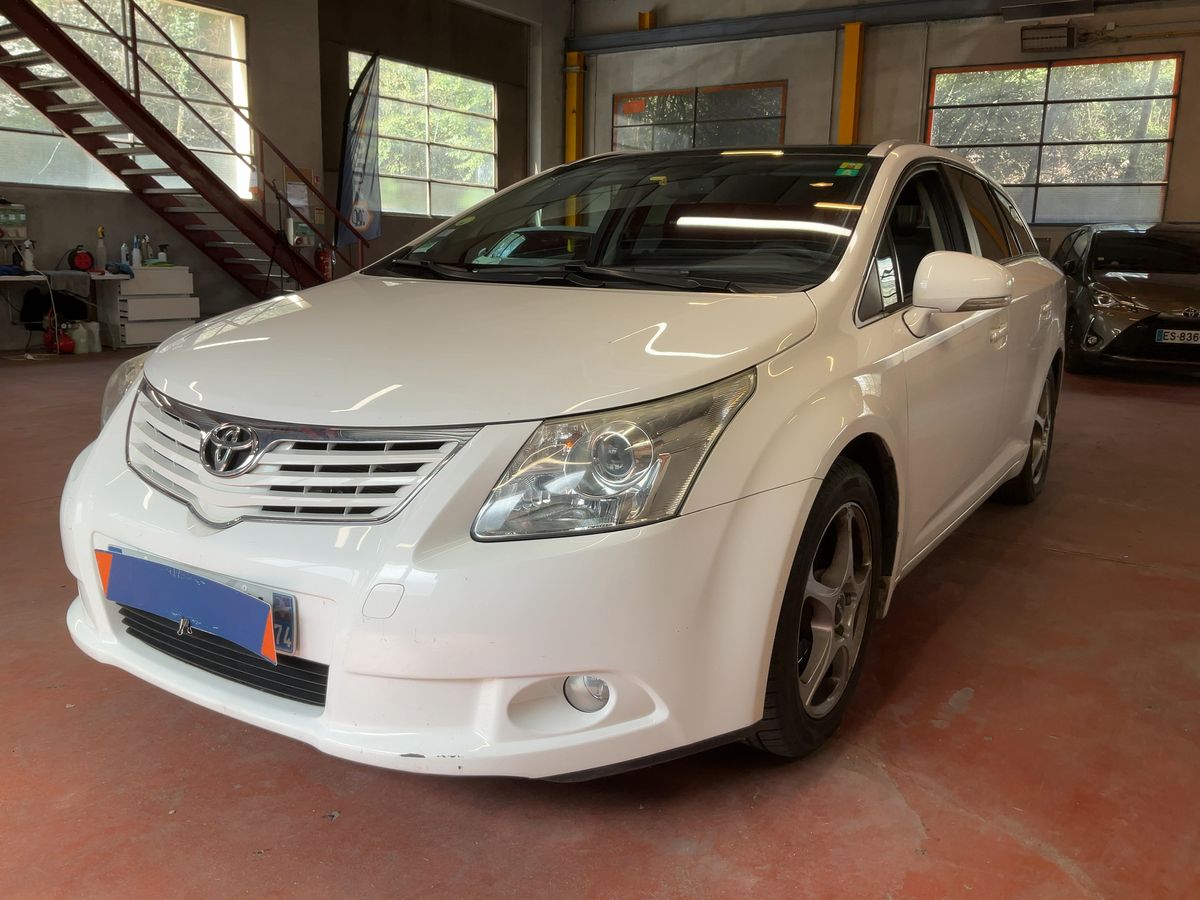 Toyota Avensis 2011 — photo 1