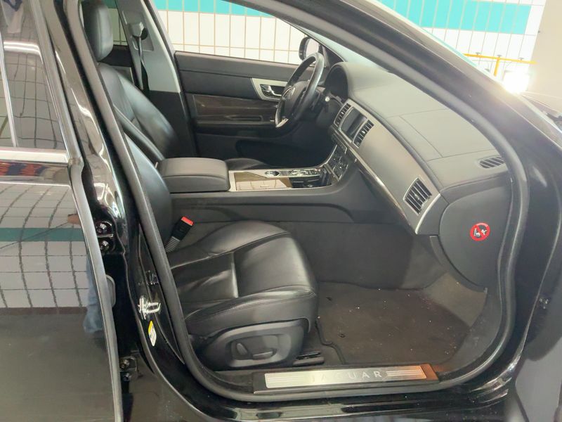 Jaguar XF 2.2 D — zdjęcie 11