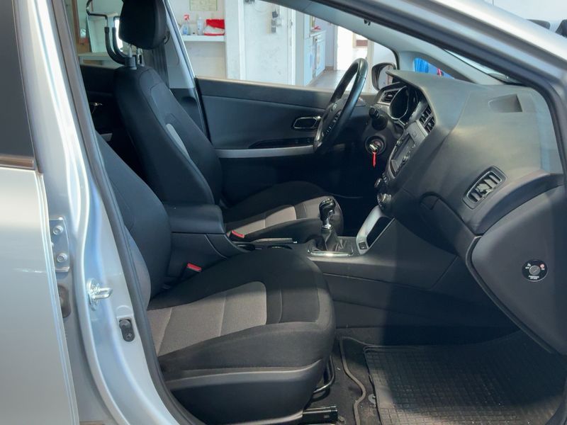 Kia cee'd 1.6 CRDi Dream Team — zdjęcie 11