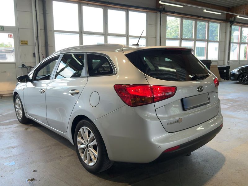 Kia cee'd 1.6 CRDi Dream Team — zdjęcie 3