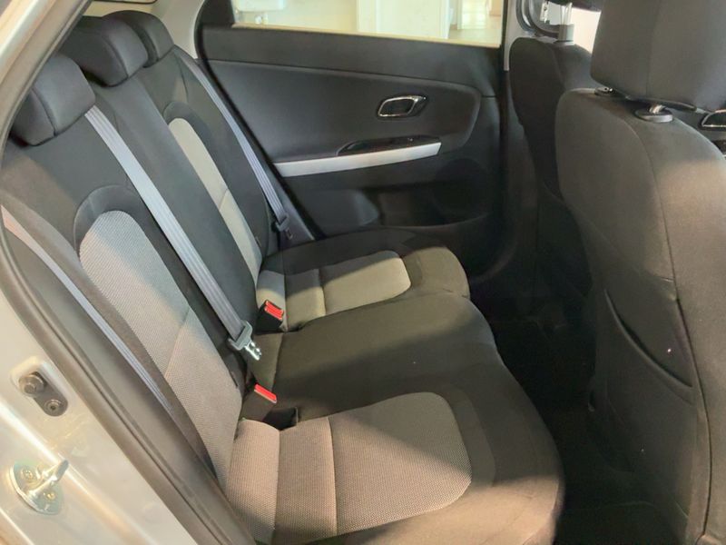 Kia cee'd 1.6 CRDi Dream Team — zdjęcie 14
