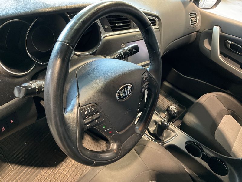 Kia cee'd 1.6 CRDi Dream Team 2015 – снимка 30